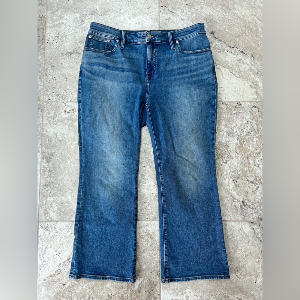 Madewell Curvy Kick Out Mid-Rise Stretch Cropped Jeans in Medium blue Wash, 32